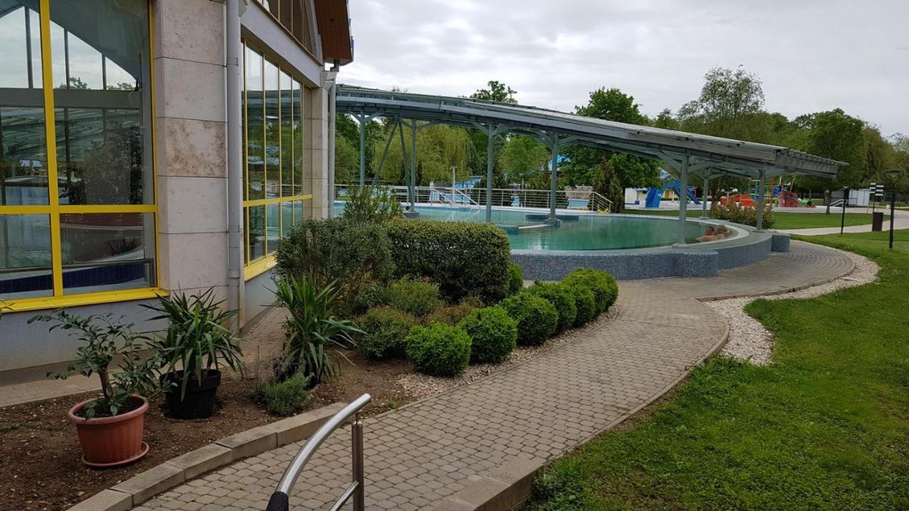 Zafir Sziget Apartman Sárvár Екстериор снимка
