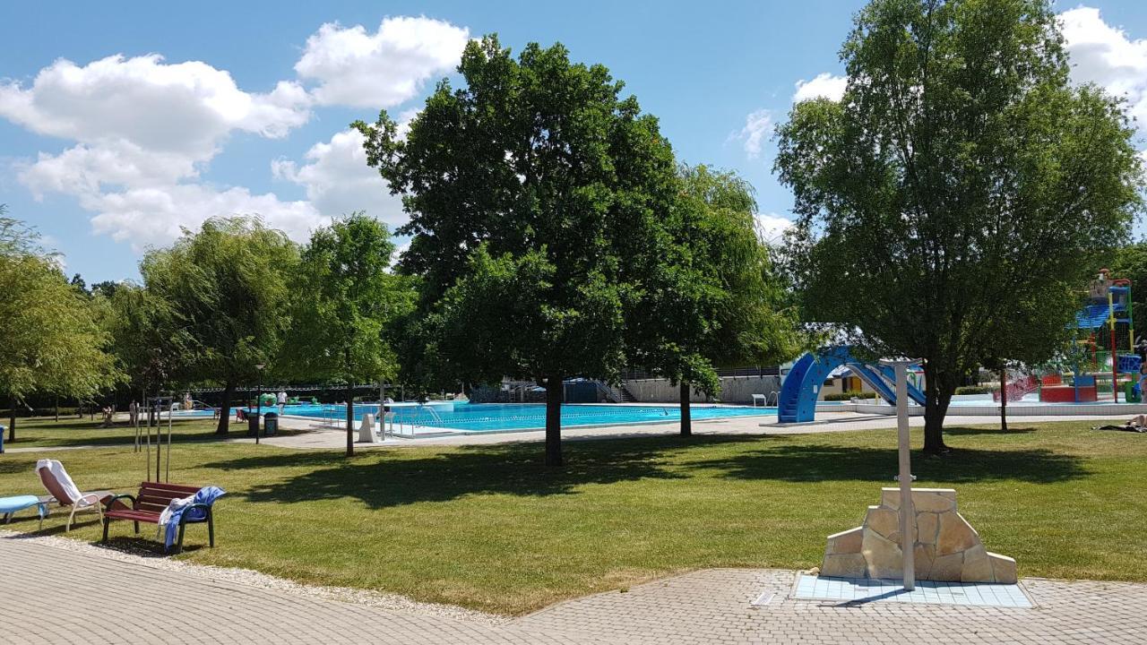 Zafir Sziget Apartman Sárvár Екстериор снимка