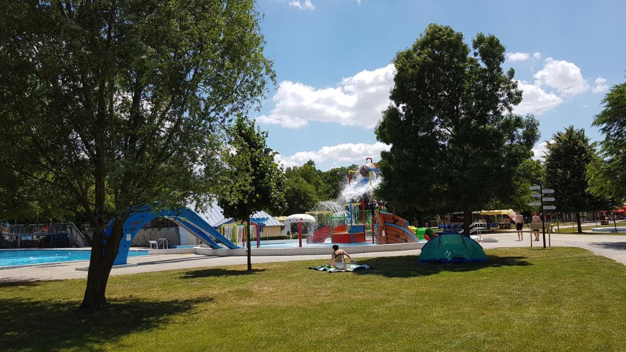 Zafir Sziget Apartman Sárvár Екстериор снимка