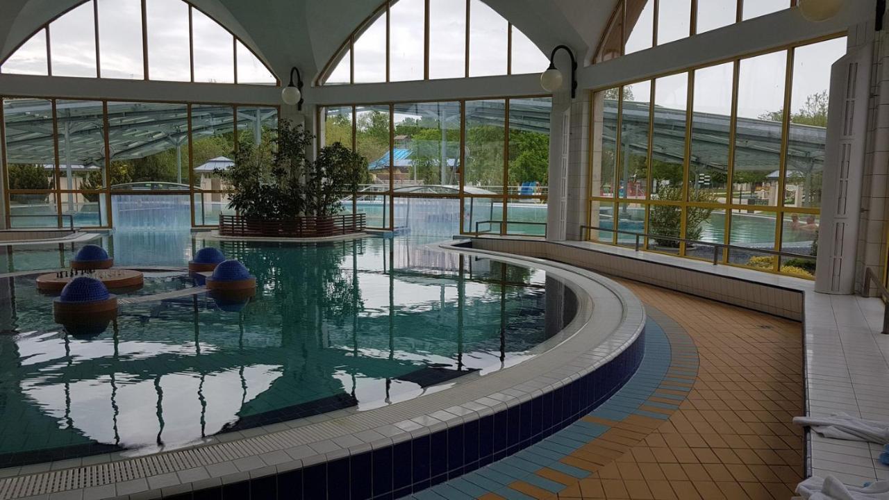 Zafir Sziget Apartman Sárvár Екстериор снимка