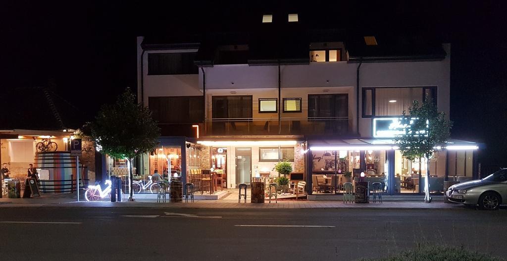 Zafir Sziget Apartman Sárvár Екстериор снимка