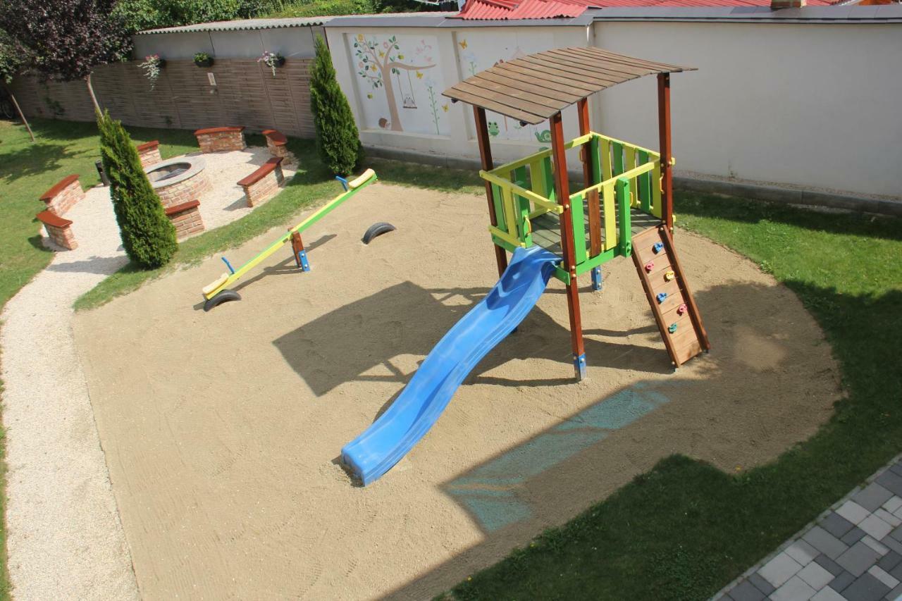 Zafir Sziget Apartman Sárvár Екстериор снимка